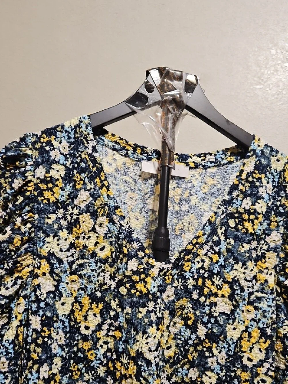 LOFT Navy, Yellow & White Floral Puff-Sleeve V-Neck Top